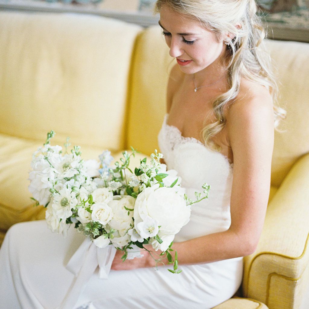 新娘拿着花束坐下