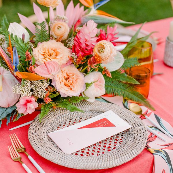 粉红色和红色的桌子