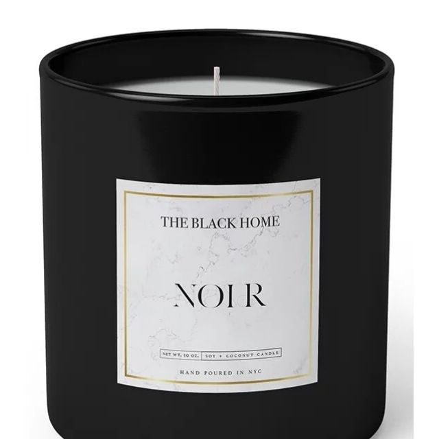 黑色的家庭中间蜡烛