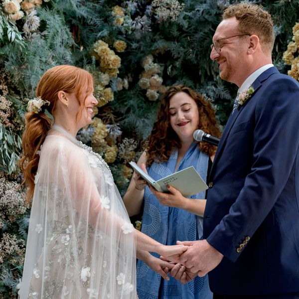 新娘和新郎在祭坛前