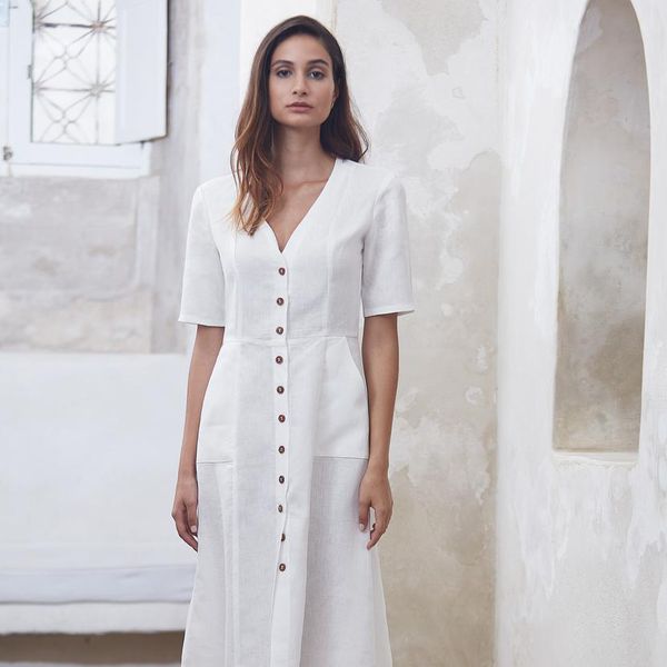 模特穿着带纽扣的白色长裙