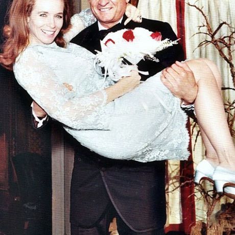 1968年，琼·卡特和约翰尼·卡什身着浅蓝色蕾丝短裙结婚