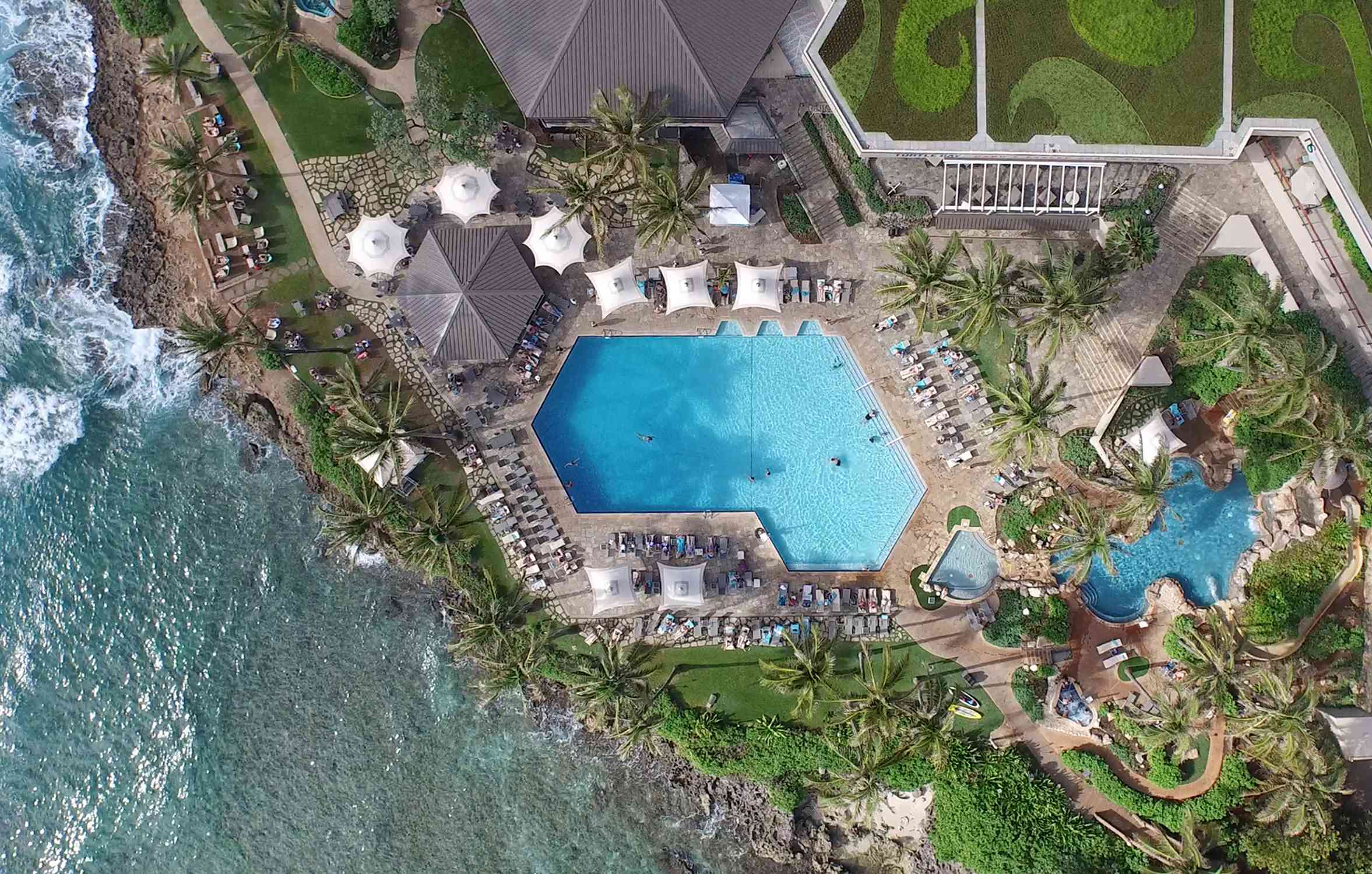 鸟瞰瓦胡岛龟湾度假村的游泳池