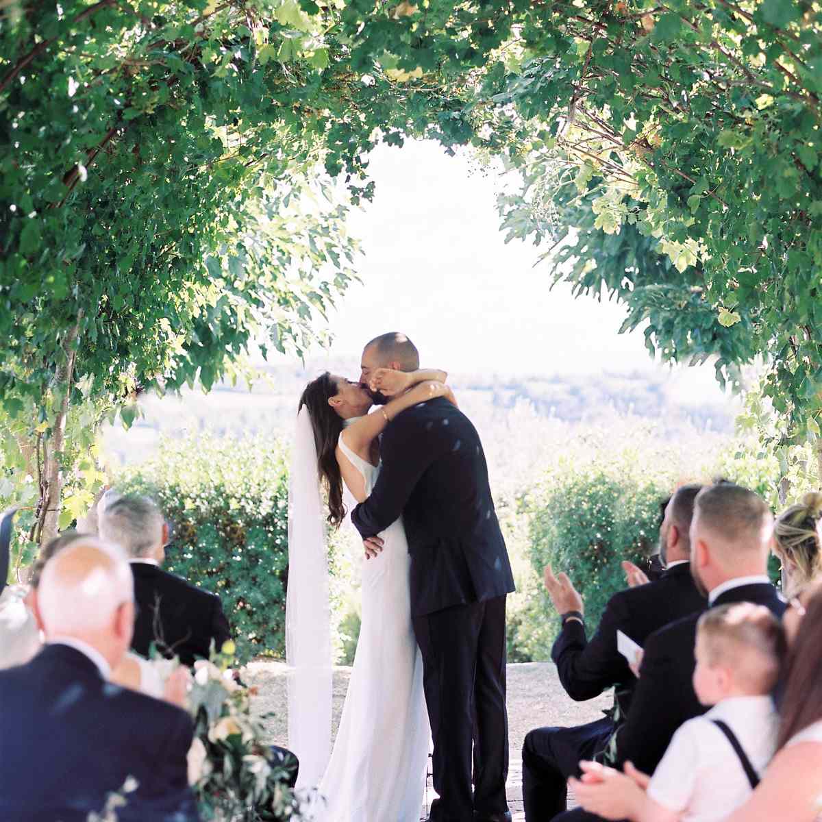 亲吻在祭坛的新娘和新郎