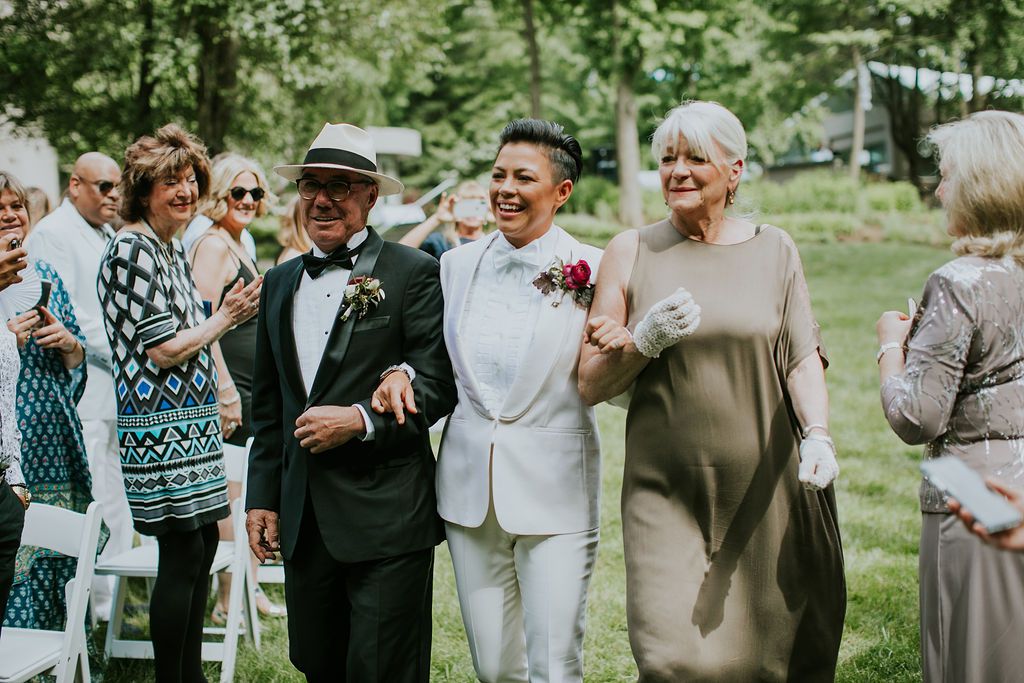 清美在父母的陪同下走上红毯