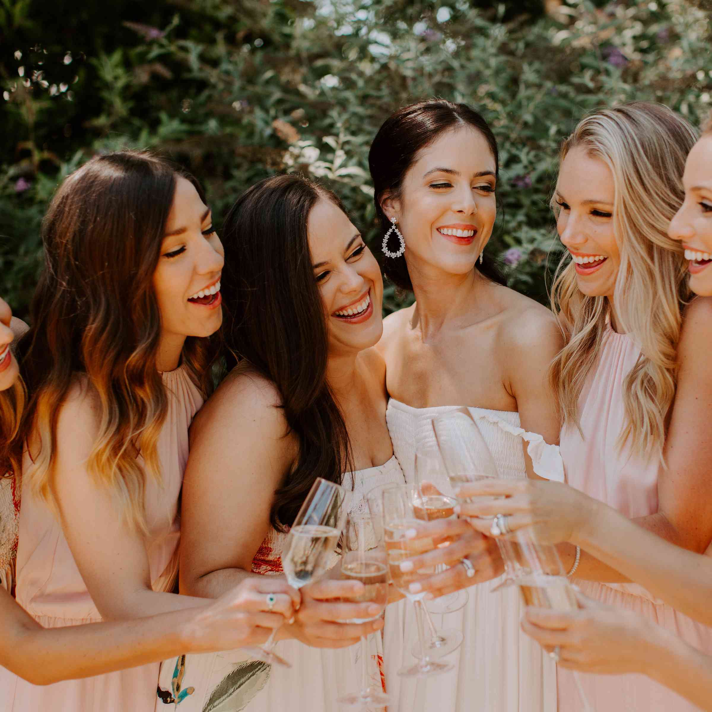 新娘和伴娘敬酒