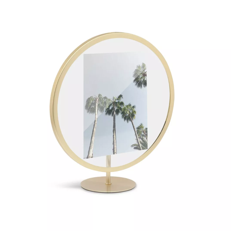 暗无限单照片显示黄铜框架