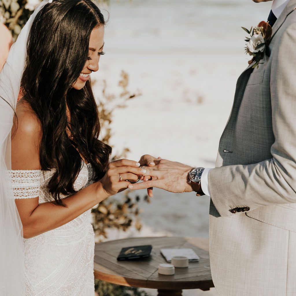 这对夫妻交换戒指