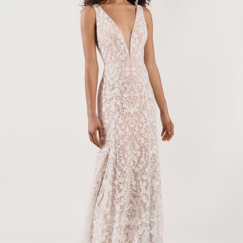 在长鞋带婚纱礼服的模型与裸体衬里