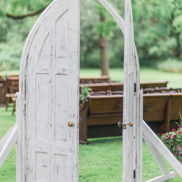 教堂门免费站在外面,导致婚礼的殿堂的长凳上