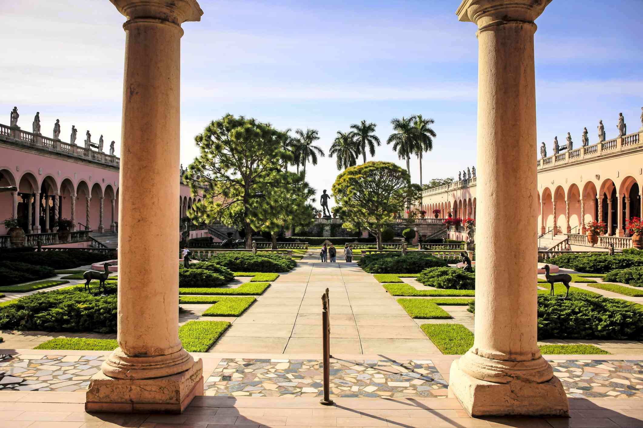 佛罗里达州萨拉索塔林林博物馆的庭院和圆柱