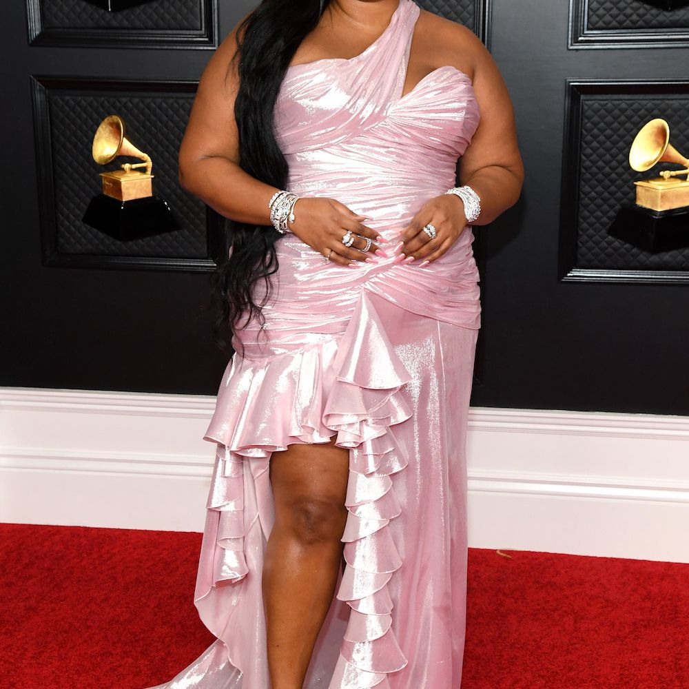 在格莱美颁奖典礼上，Lizzo穿了一件粉红色的皱边礼服