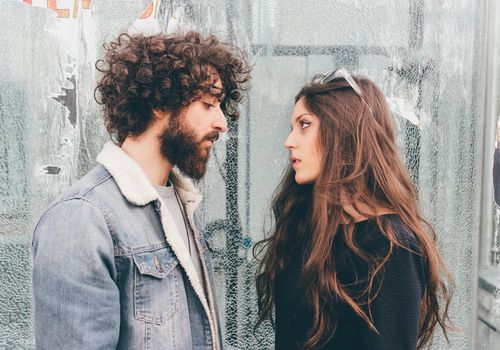 年轻的男人和女人，四目相对，沉思的表情