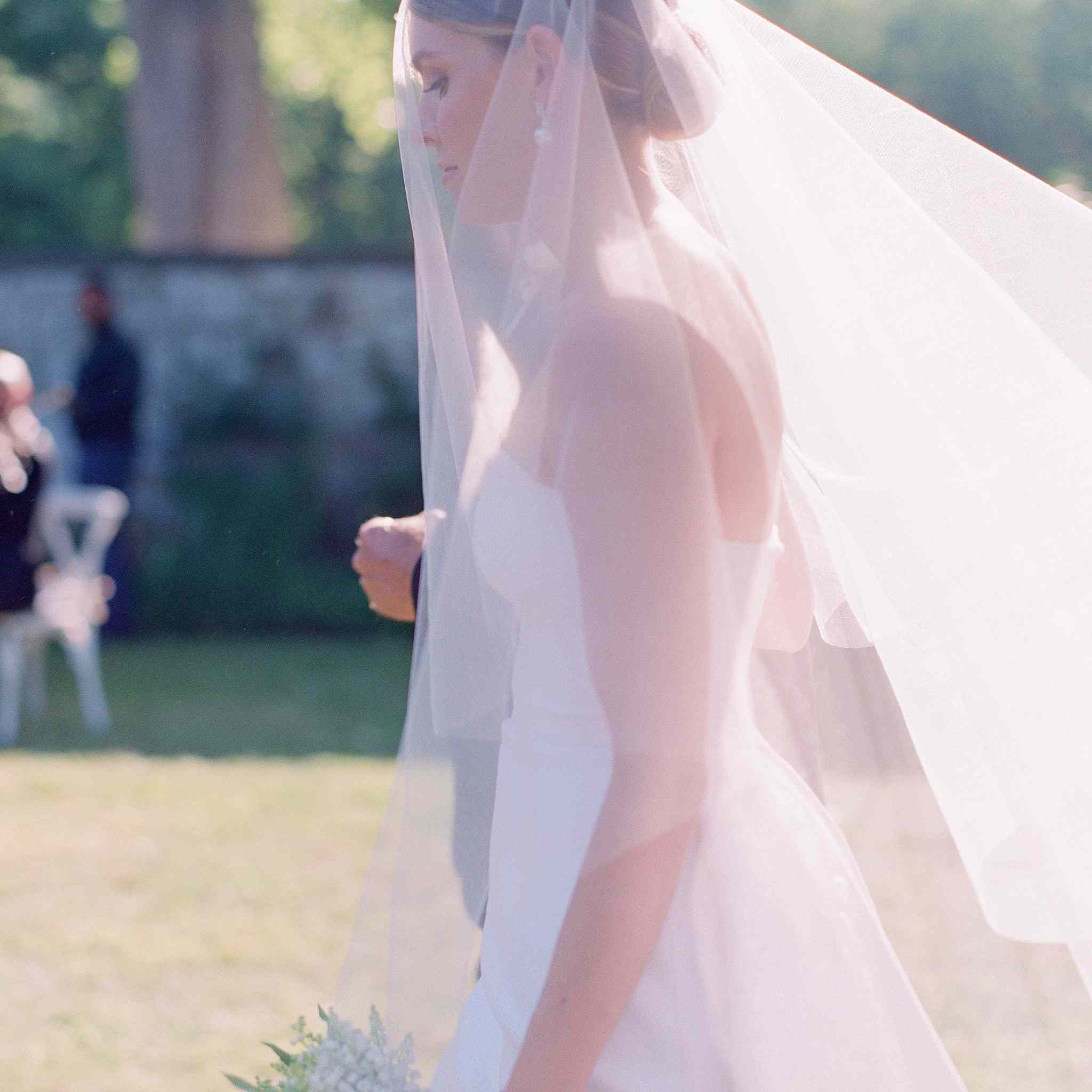 新娘走与父亲过道