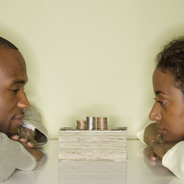 看堆金钱的夫妇“class=