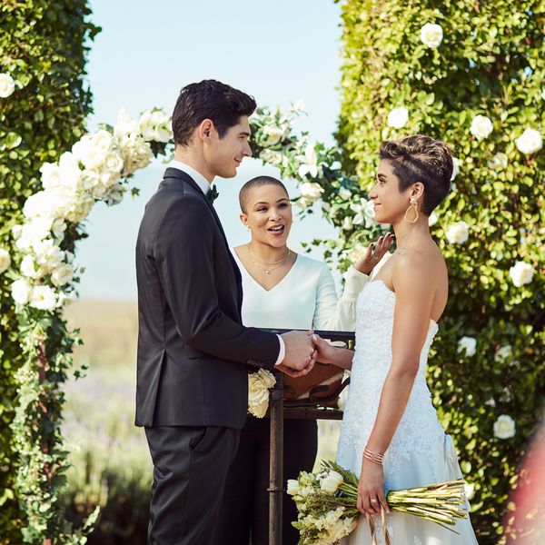 新娘和新郎在花园里举行婚礼