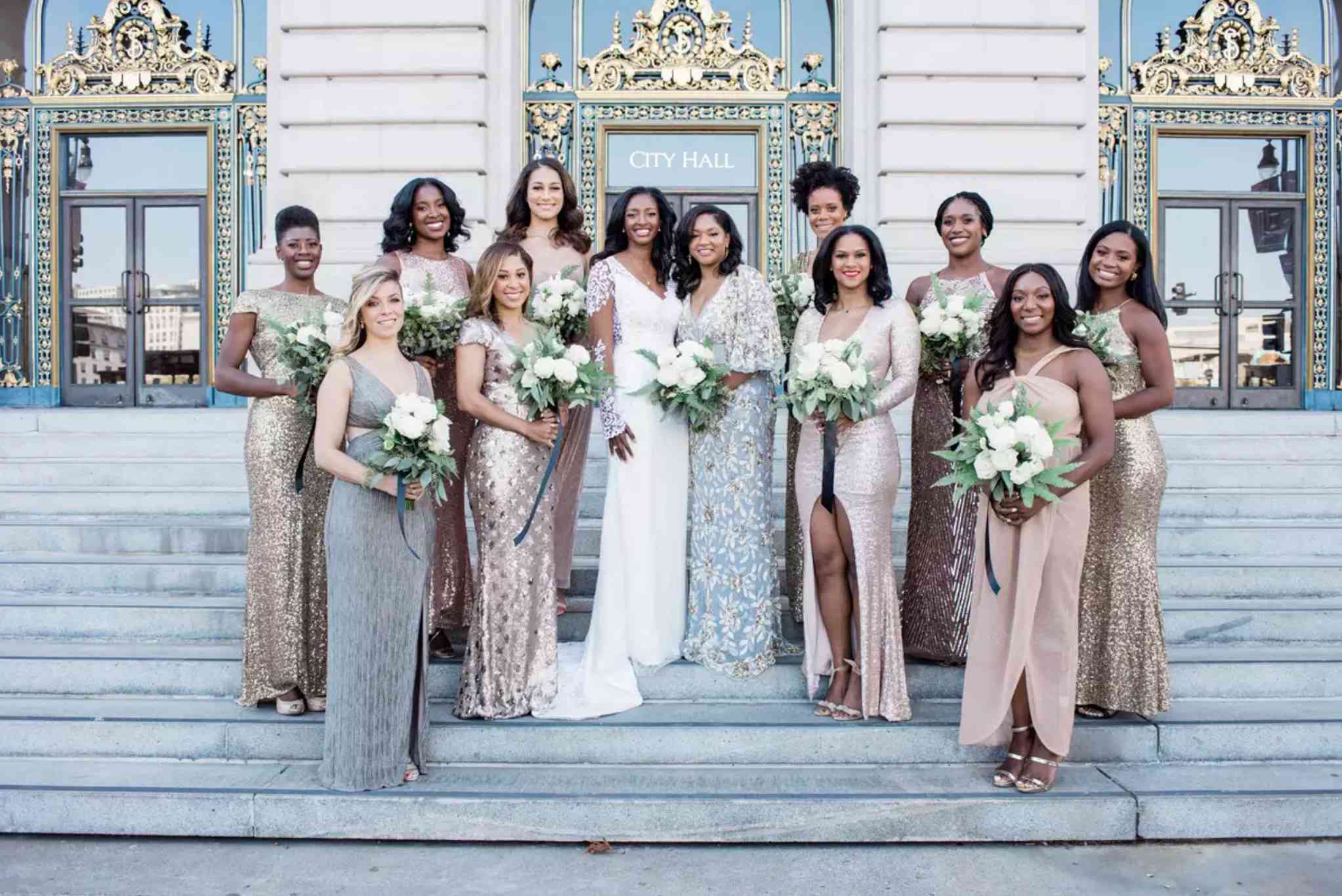 在不匹配的亮片礼服新娘伴娘