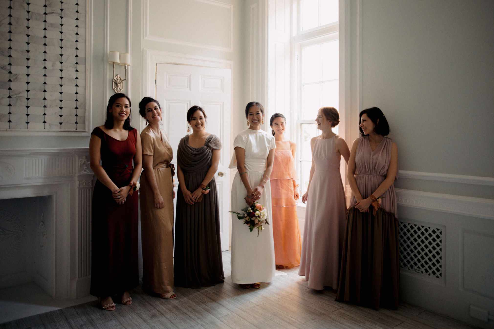 新娘与烟熏中性伴娘