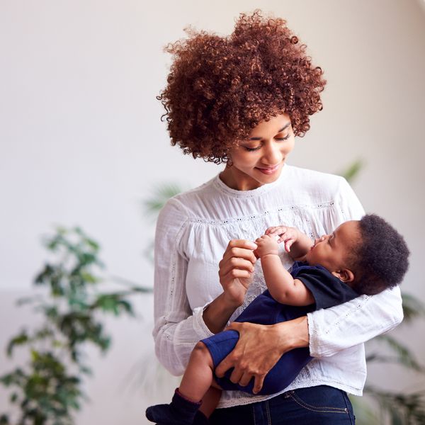 抱着她的婴儿的女人