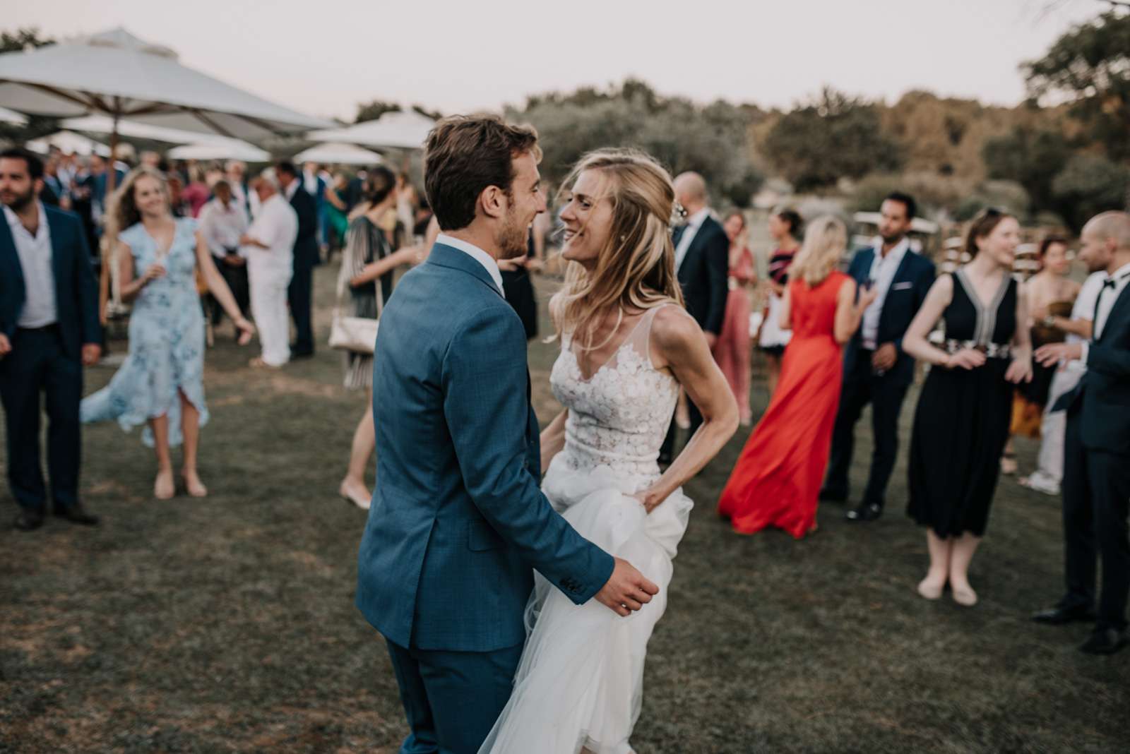 新娘和新郎跳舞＂class=