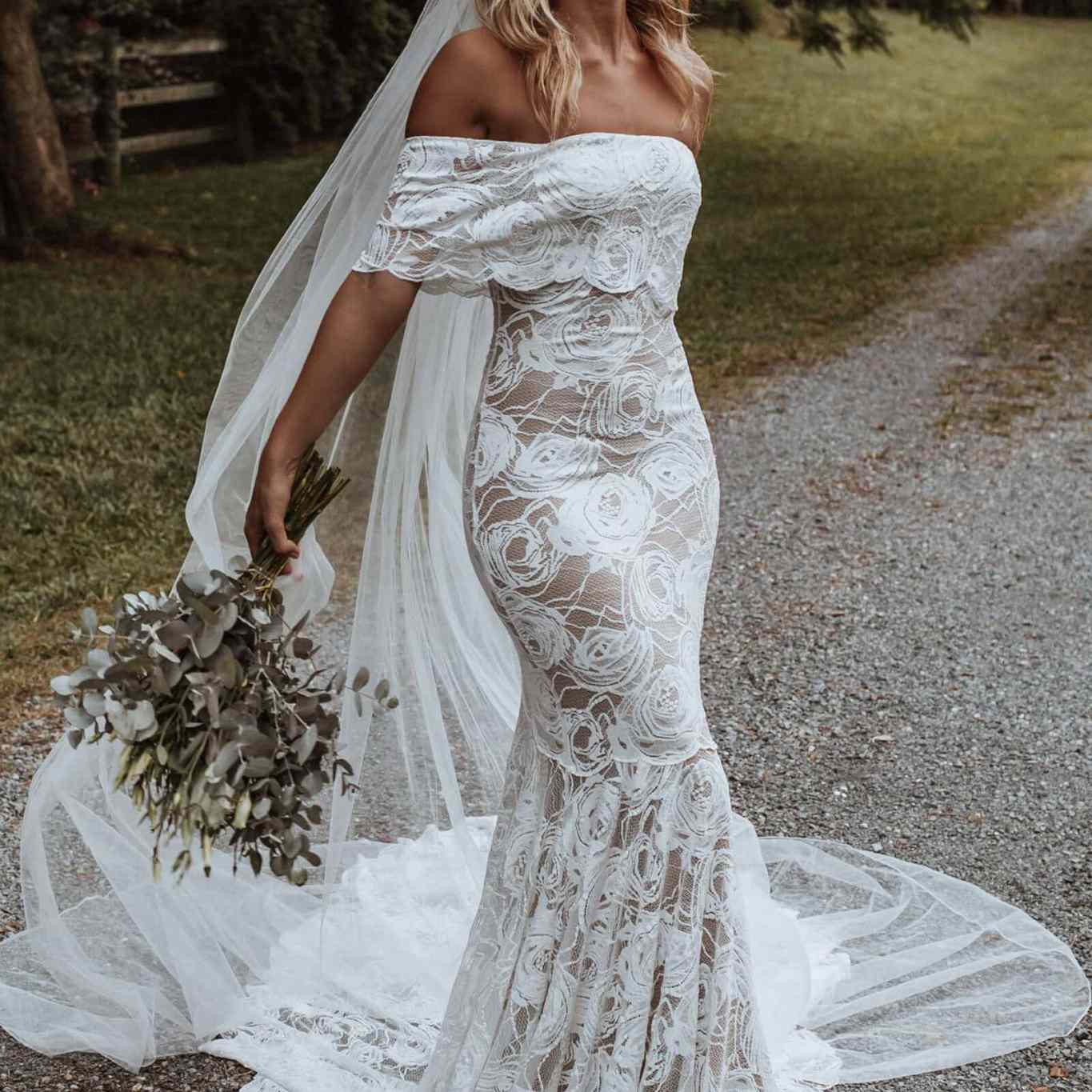 模特穿着露肩蕾丝婚纱