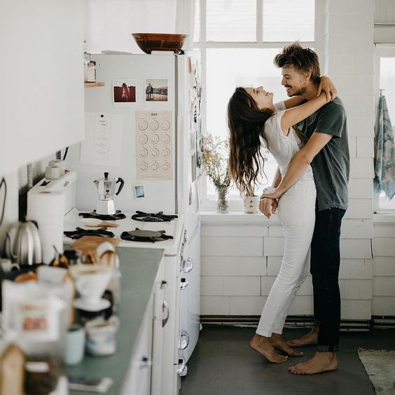 情侣在厨房拥抱