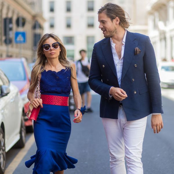 情侣在街上聊天