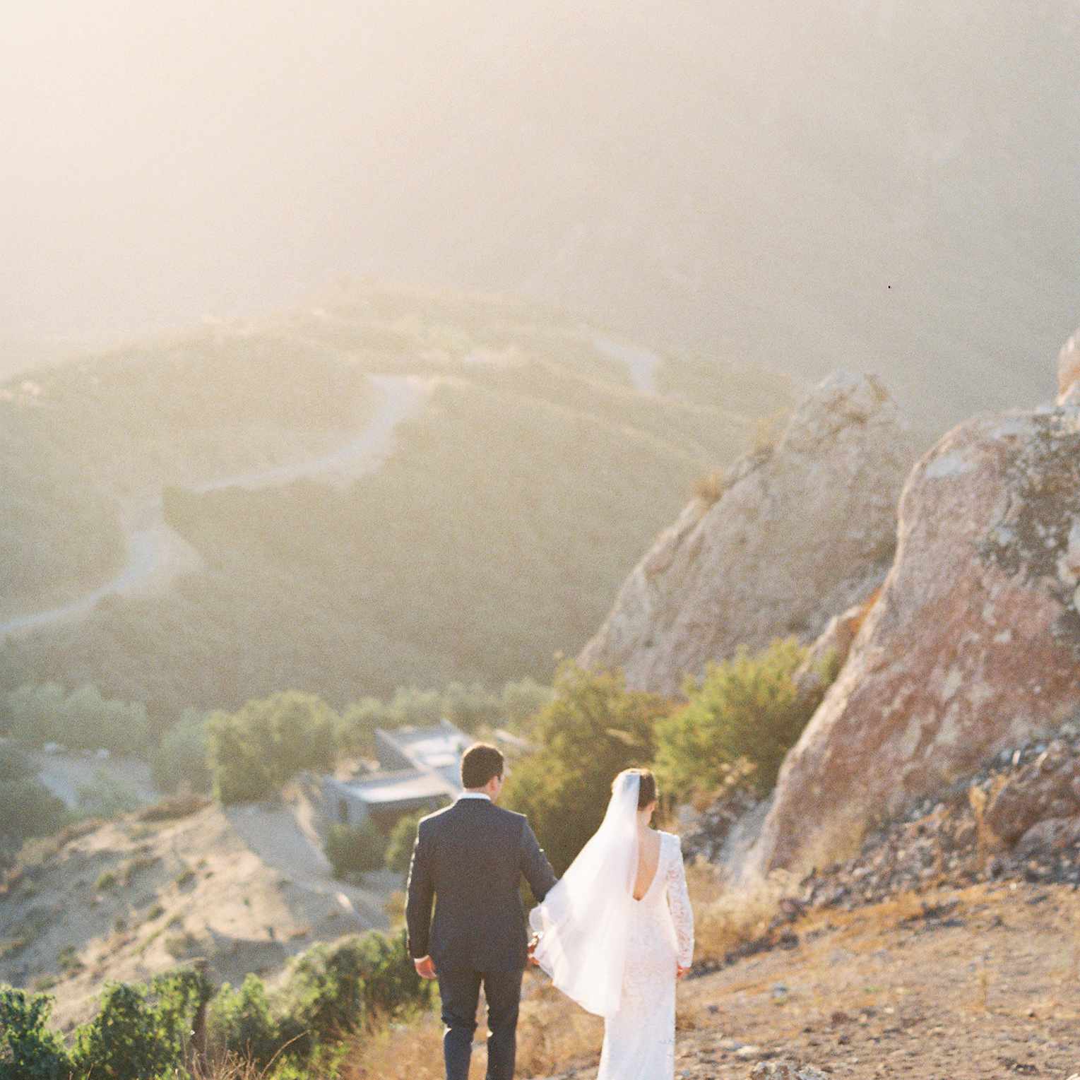 新婚夫妇在山上