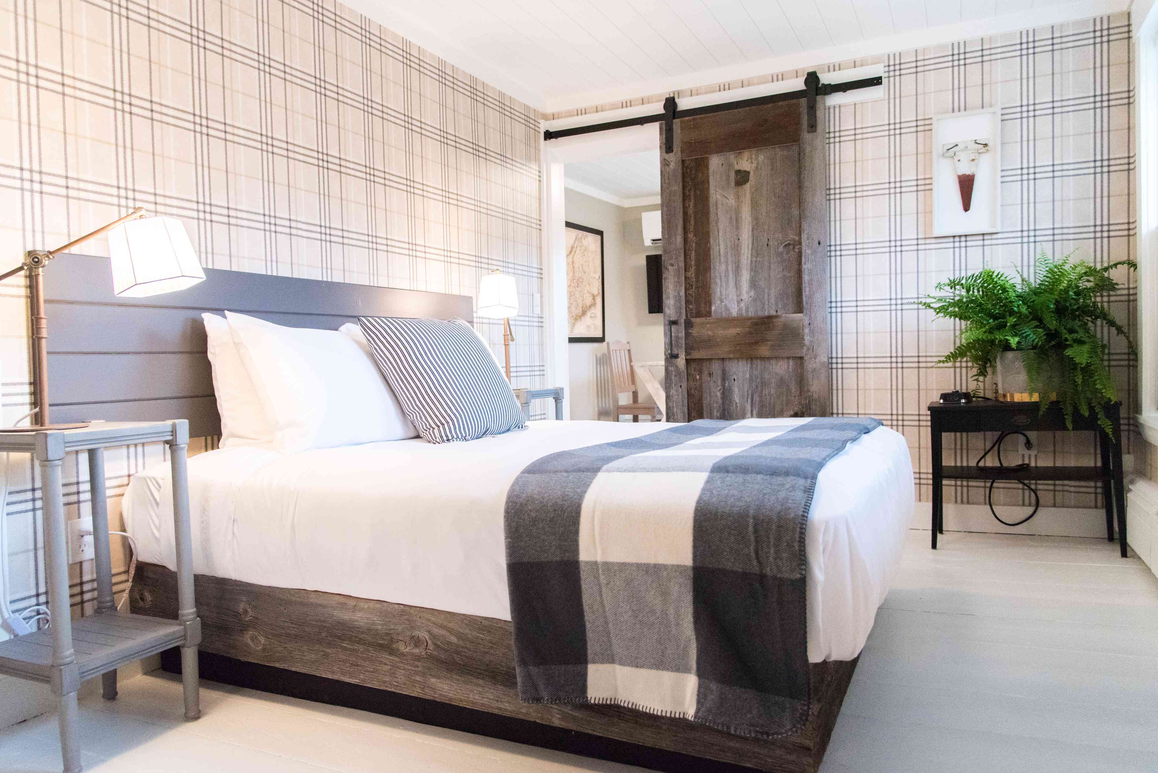 酒店房间与粗俗的门,格子图案的壁纸