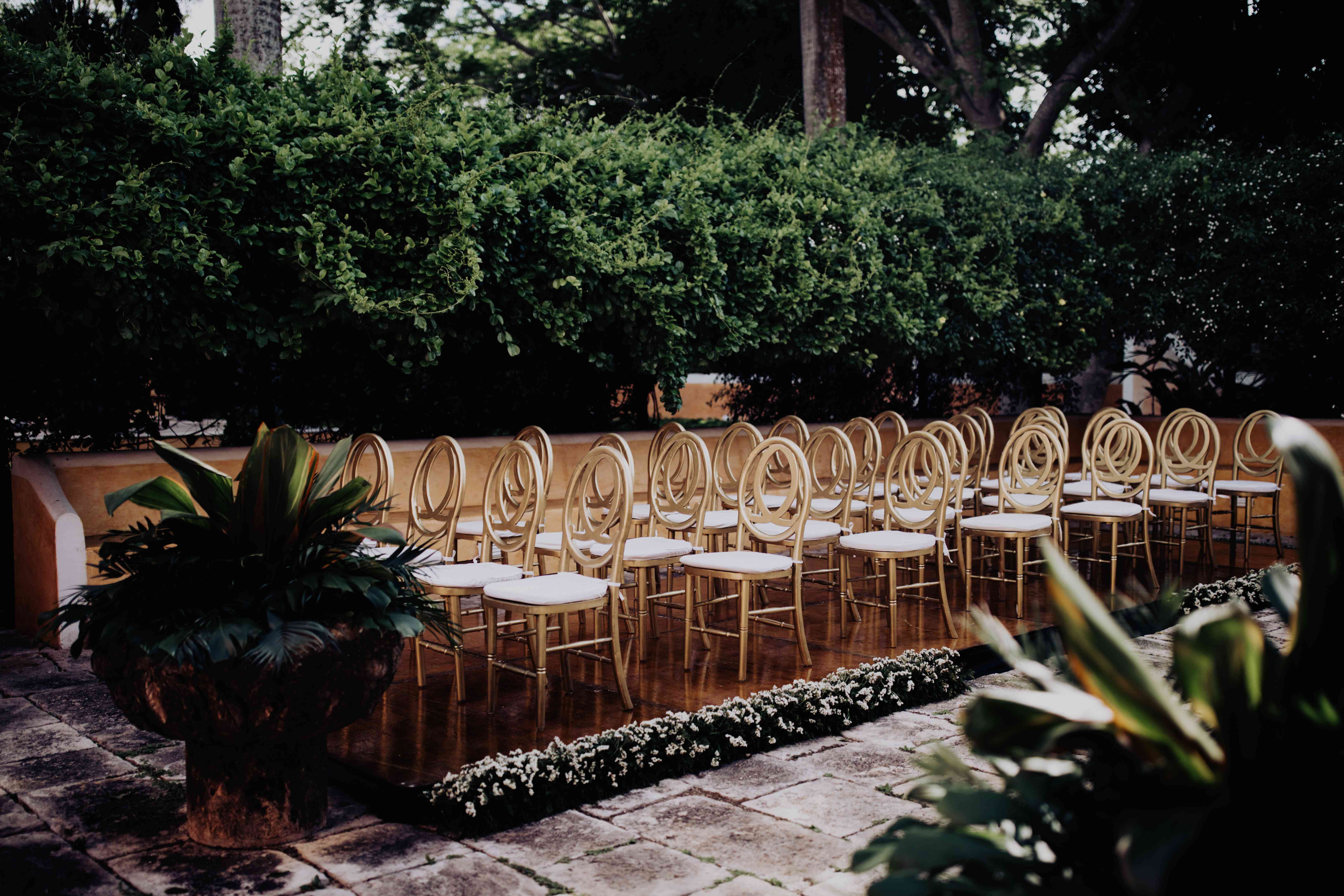 仪式通道和金色贵宾椅