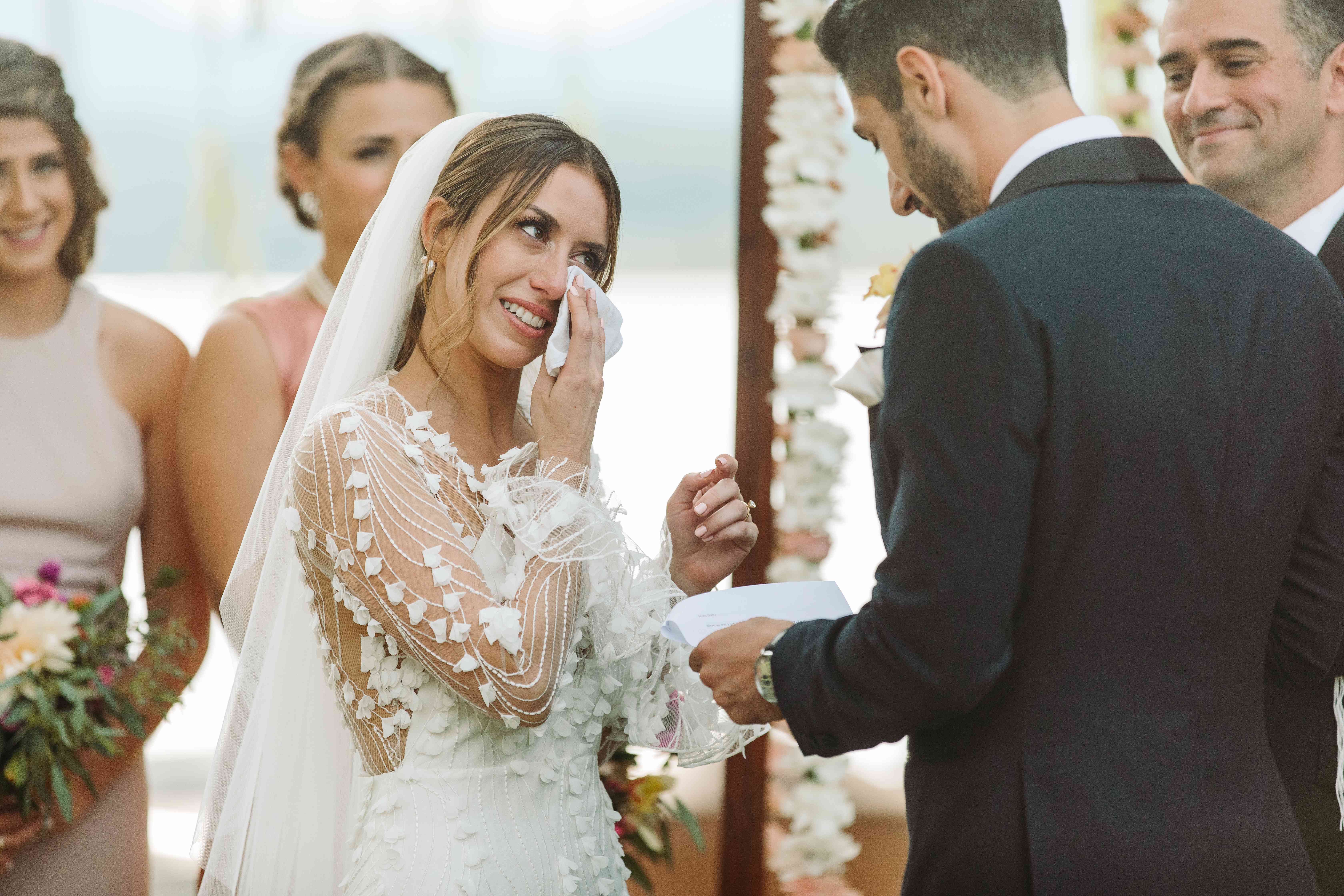 在婚礼期间擦泪的新娘泪水