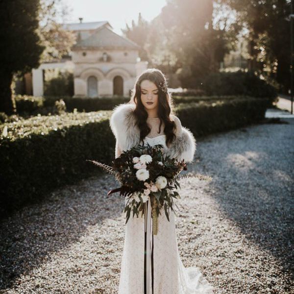 冬季新娘毛皮披肩和浪漫花束