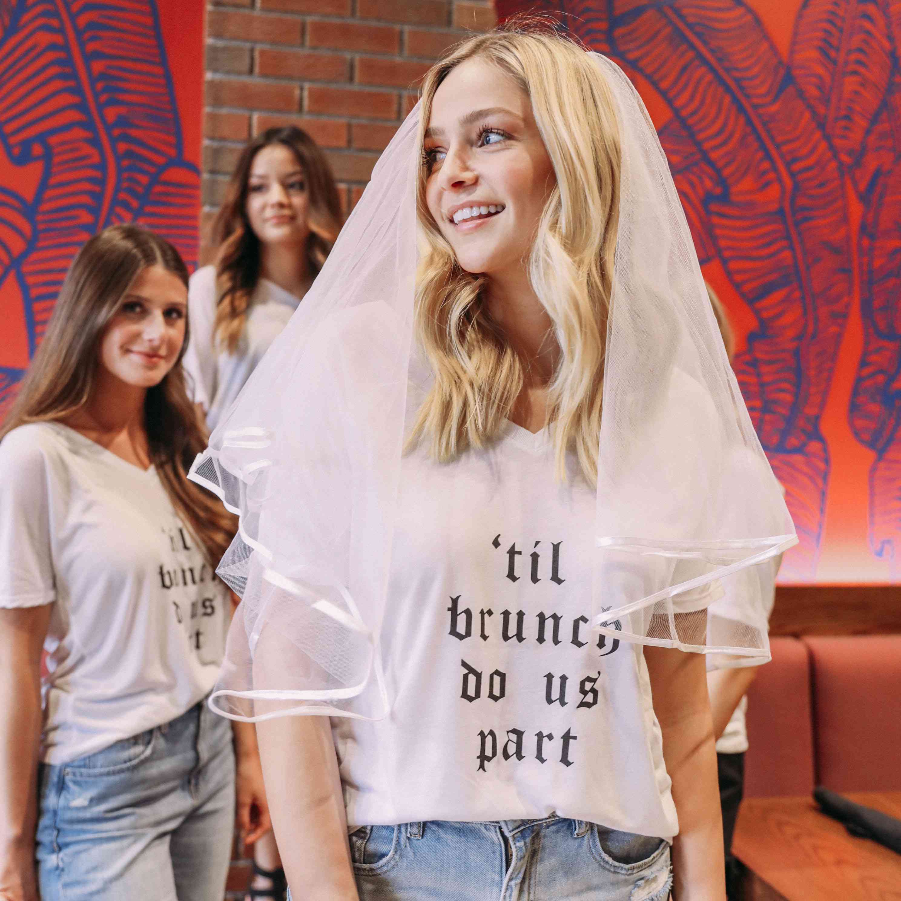 女孩穿着衬衫和面纱