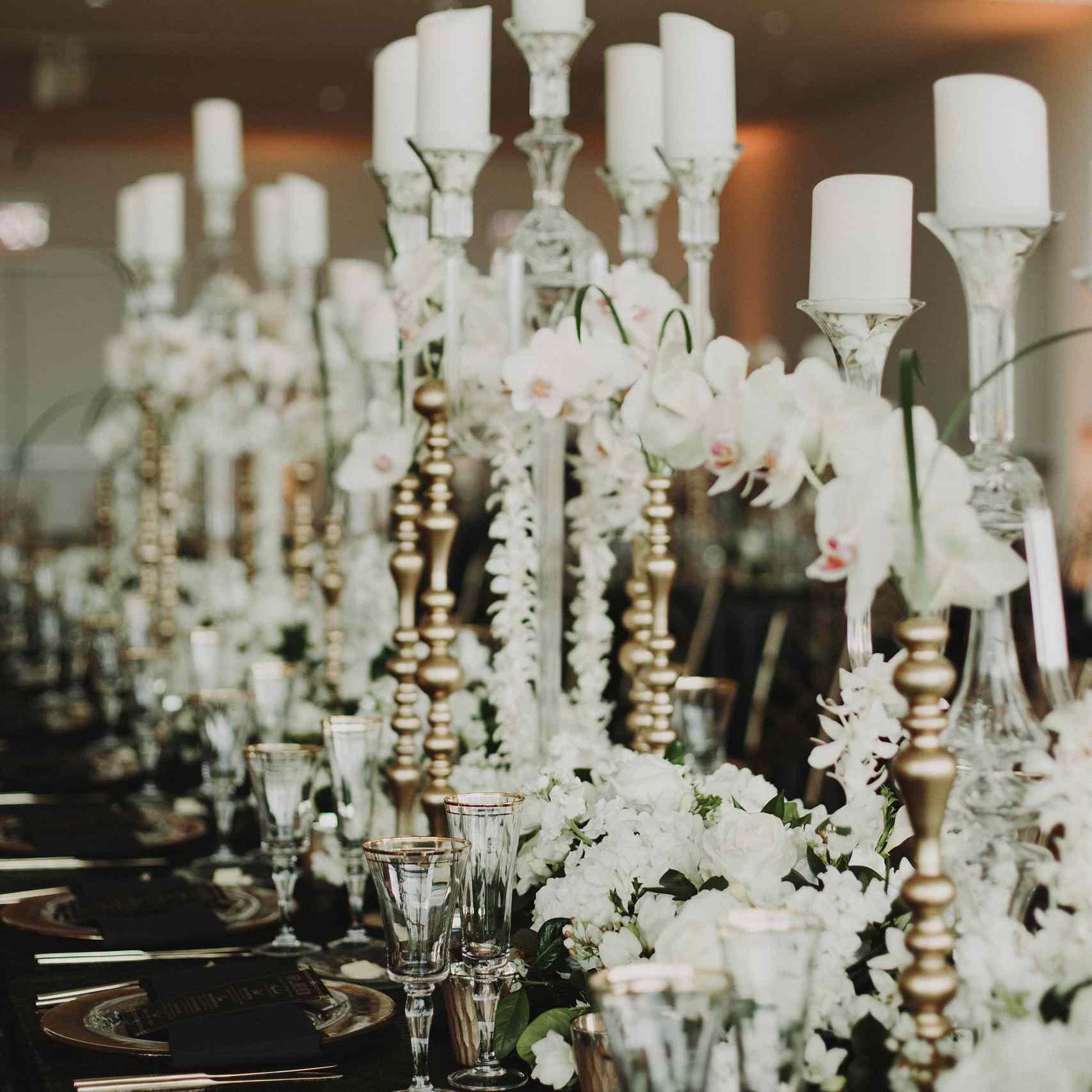 黑色和金色tablescape高蜡烛