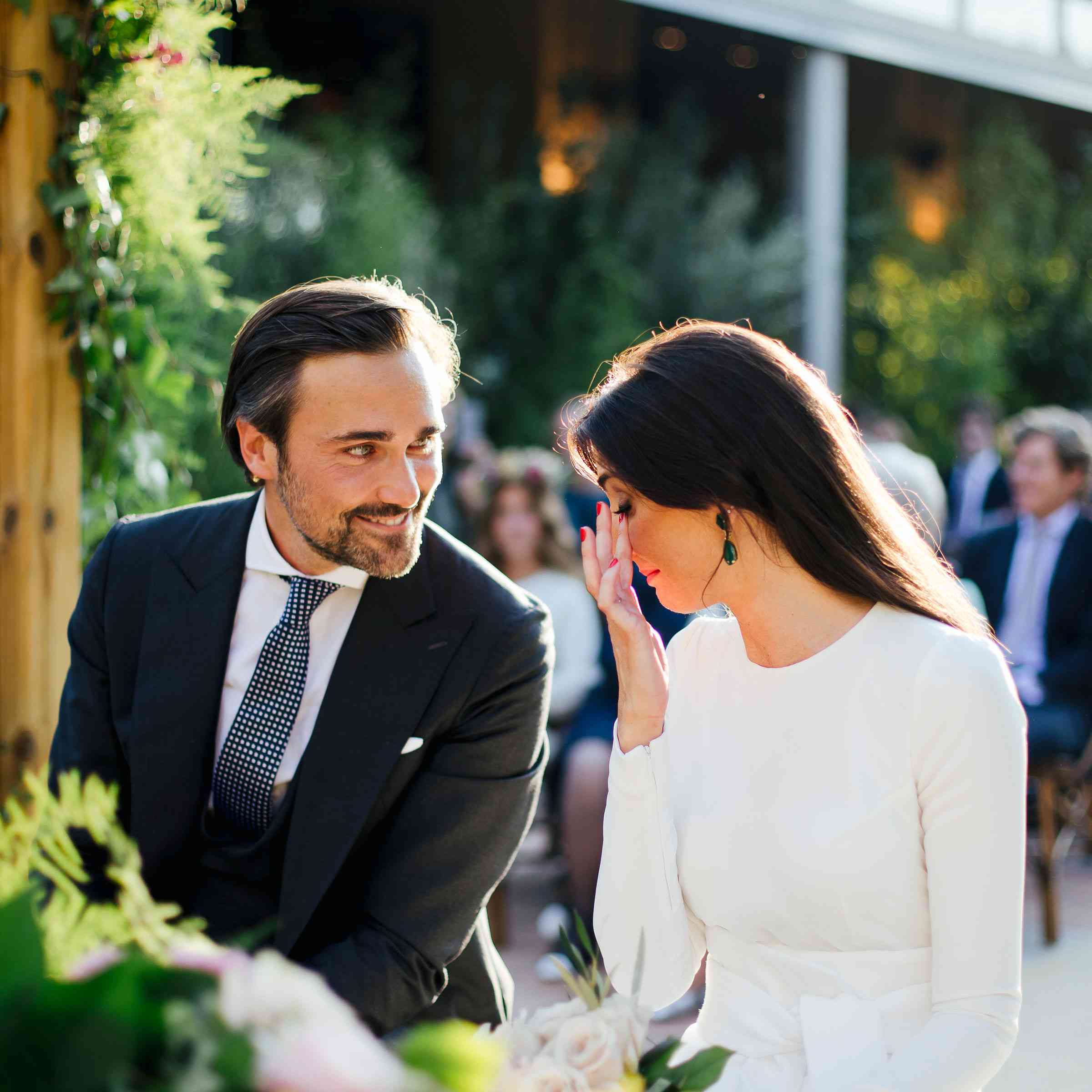 新娘在婚礼上哭泣