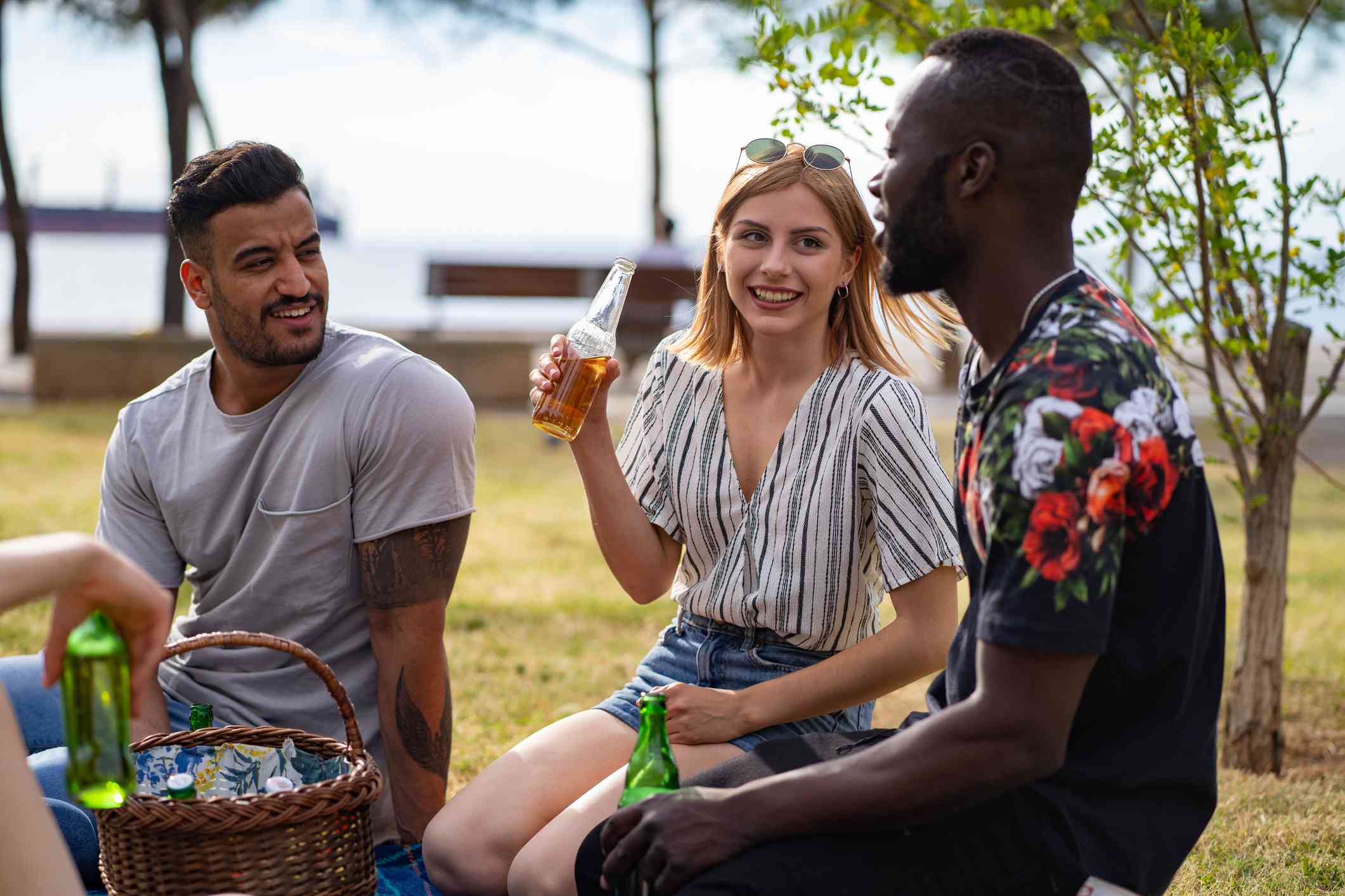 朋友在公园里野餐