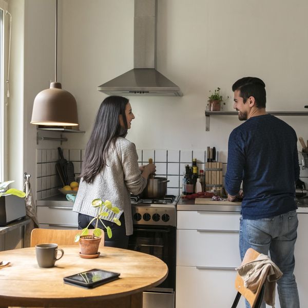 夫妇在微笑，治愈母鸡