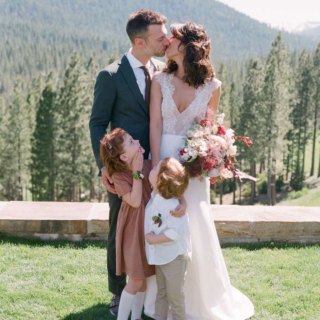 新娘和新郎接吻