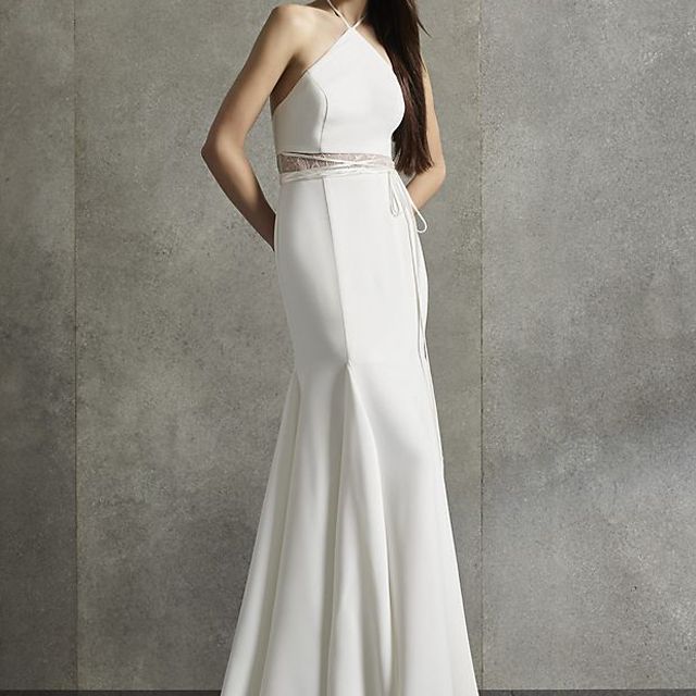 王薇薇设计的白色束腰吊带裙299美元，原价598美元