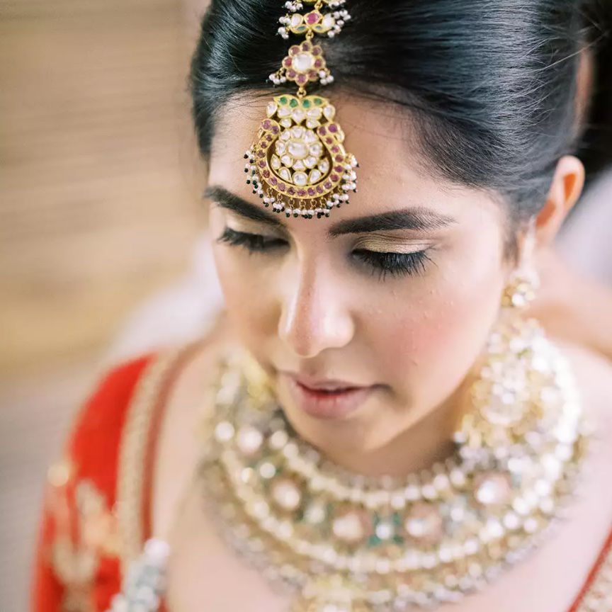 穿着传统印度婚纱和珠宝的新娘