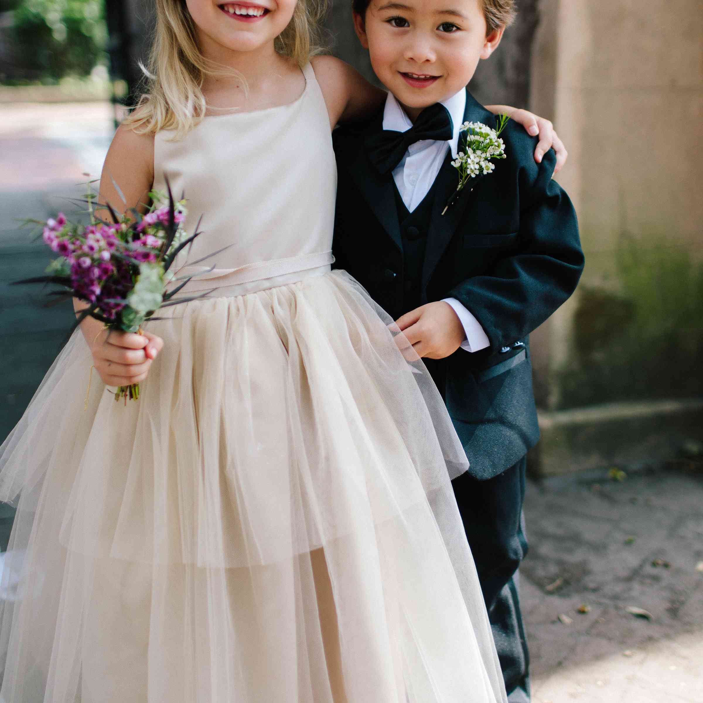 卖花女和捧戒指的人