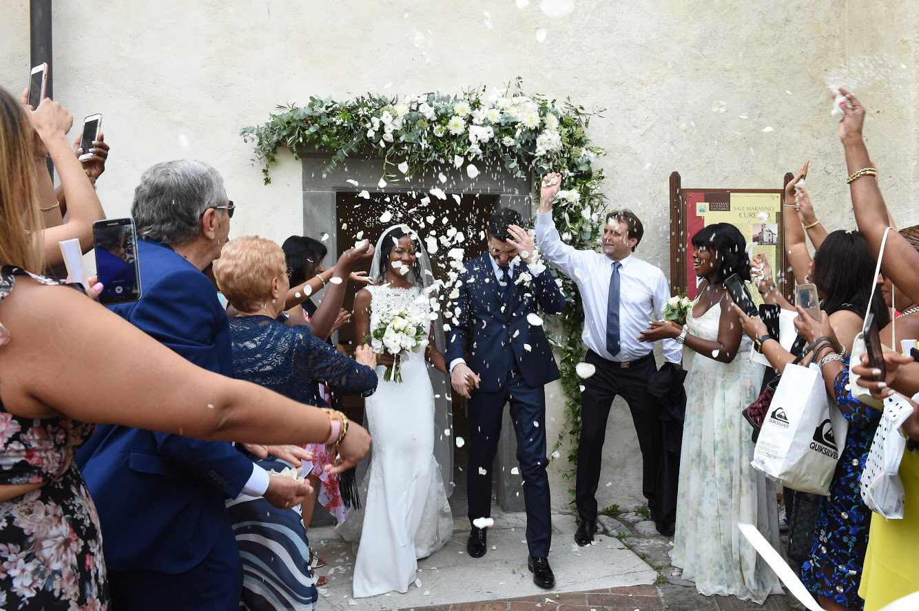 在医学期间的新娘和新郎