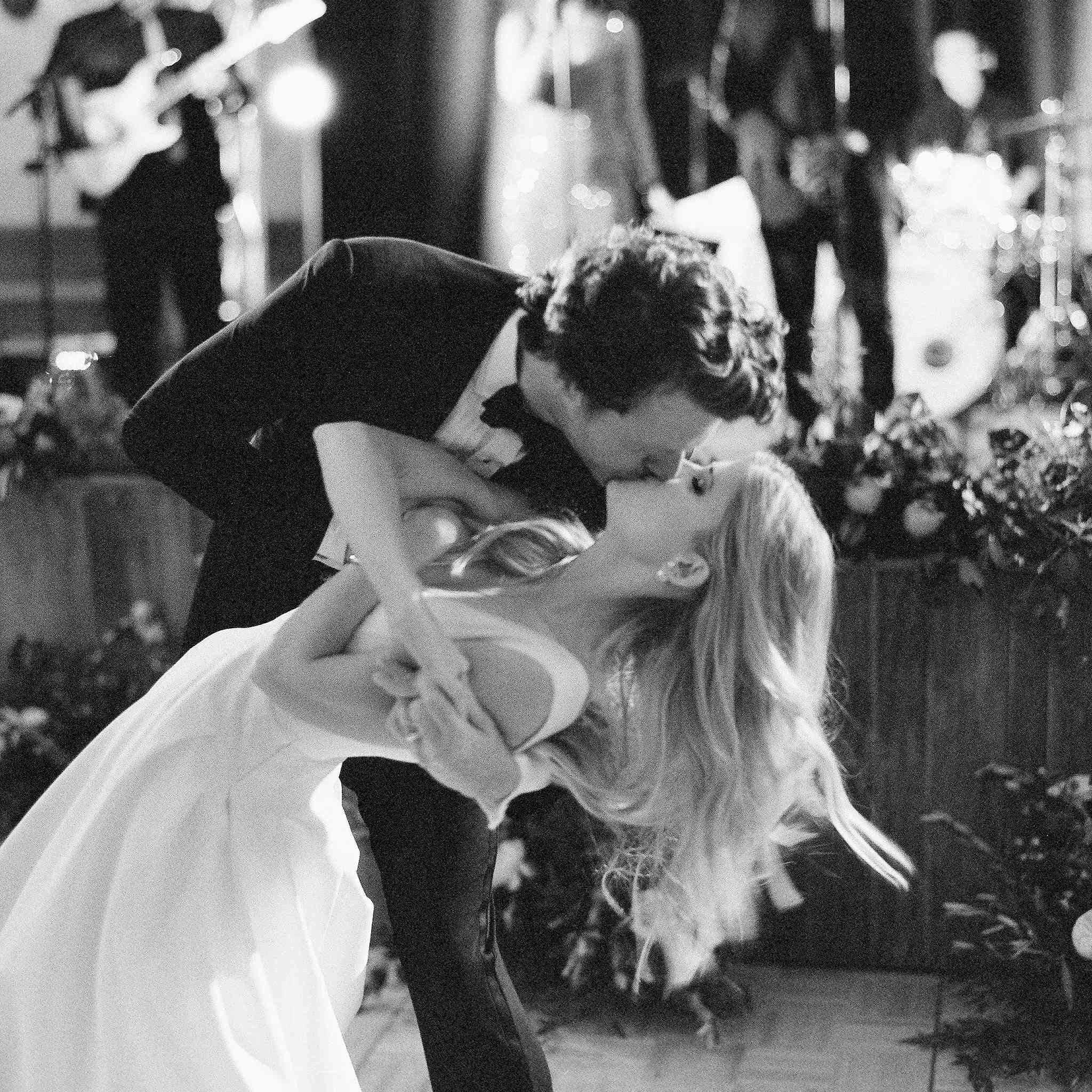 新娘和新郎跳第一支舞