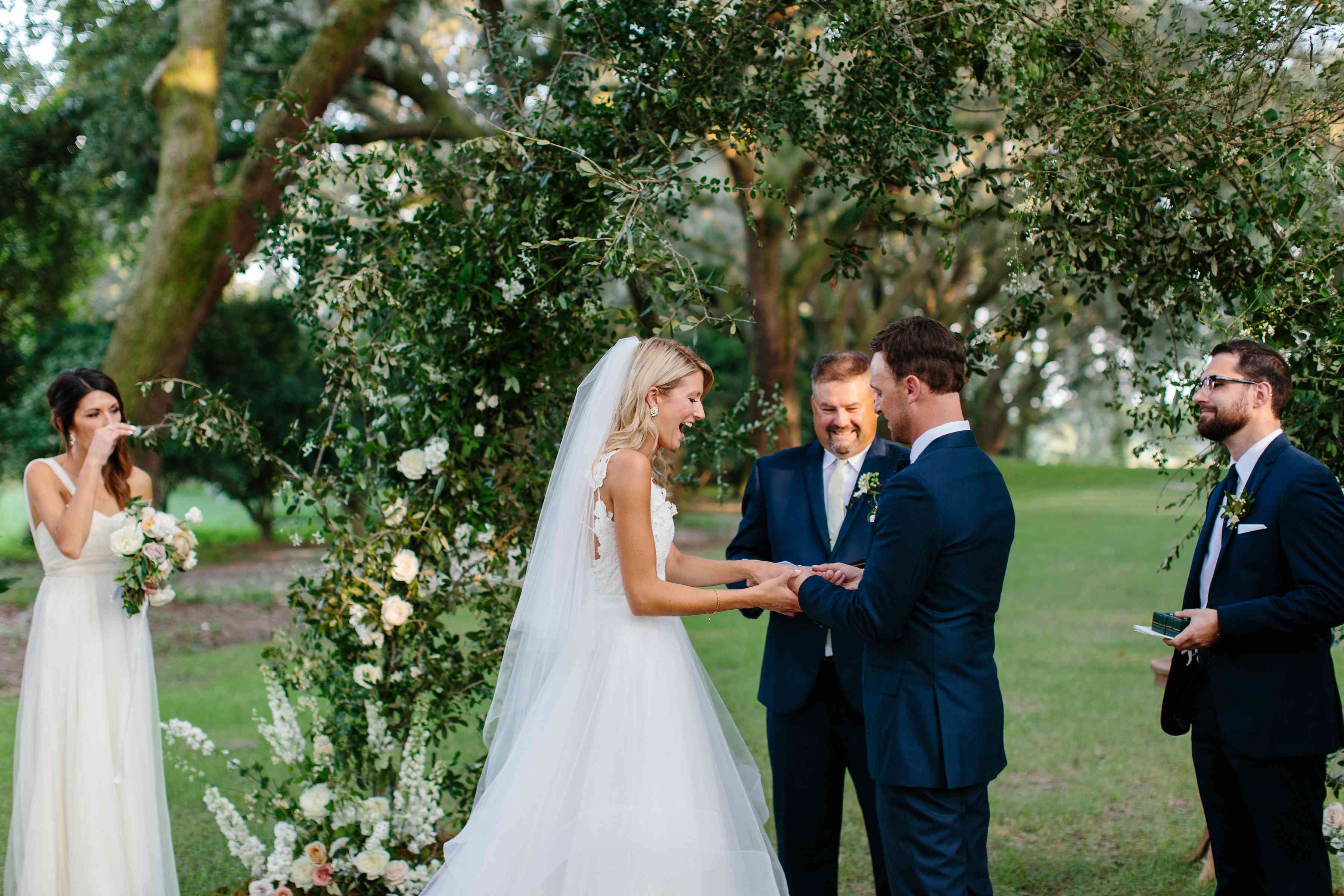 新郎给新娘戴戒指