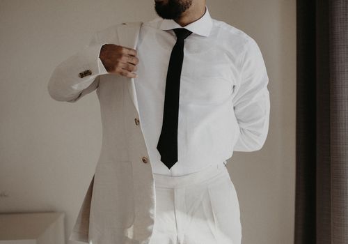 晚礼服和领带“class=
