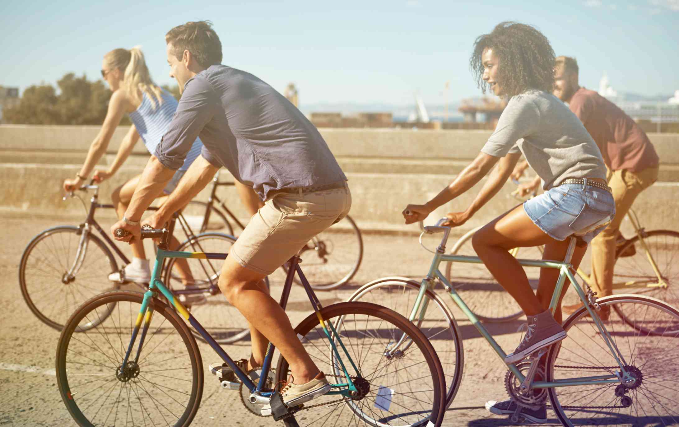 四个朋友骑自行车