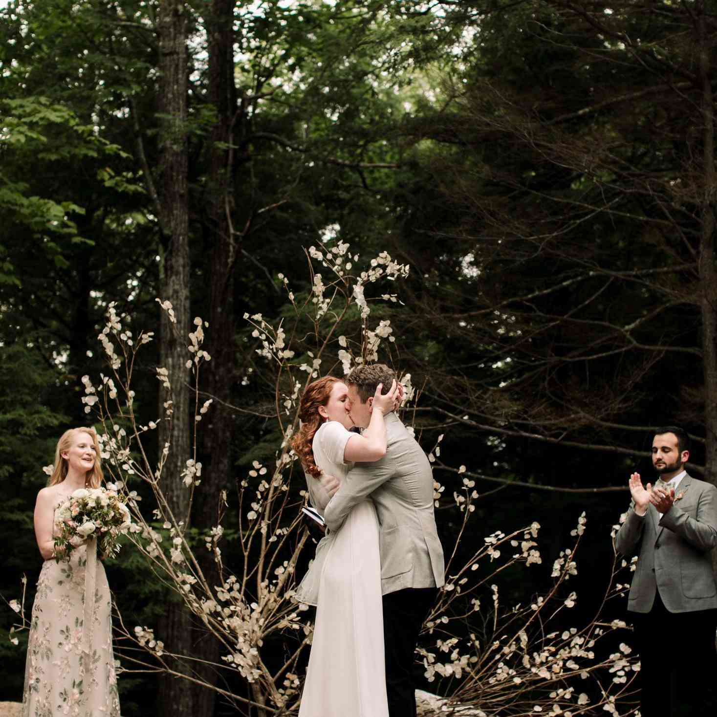 一对情侣在树坛前接吻