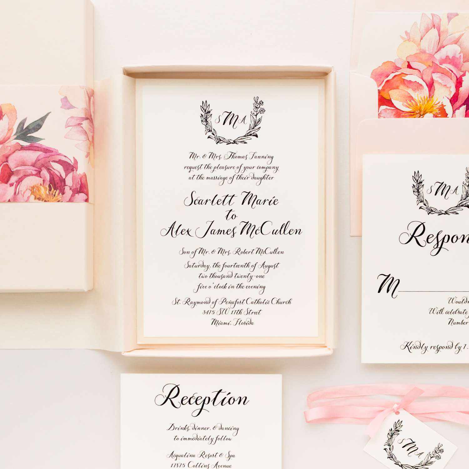 粉红色的牡丹花装在婚礼请柬的盒子里