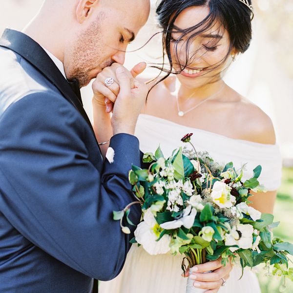 新娘在场外的肩婚纱礼服