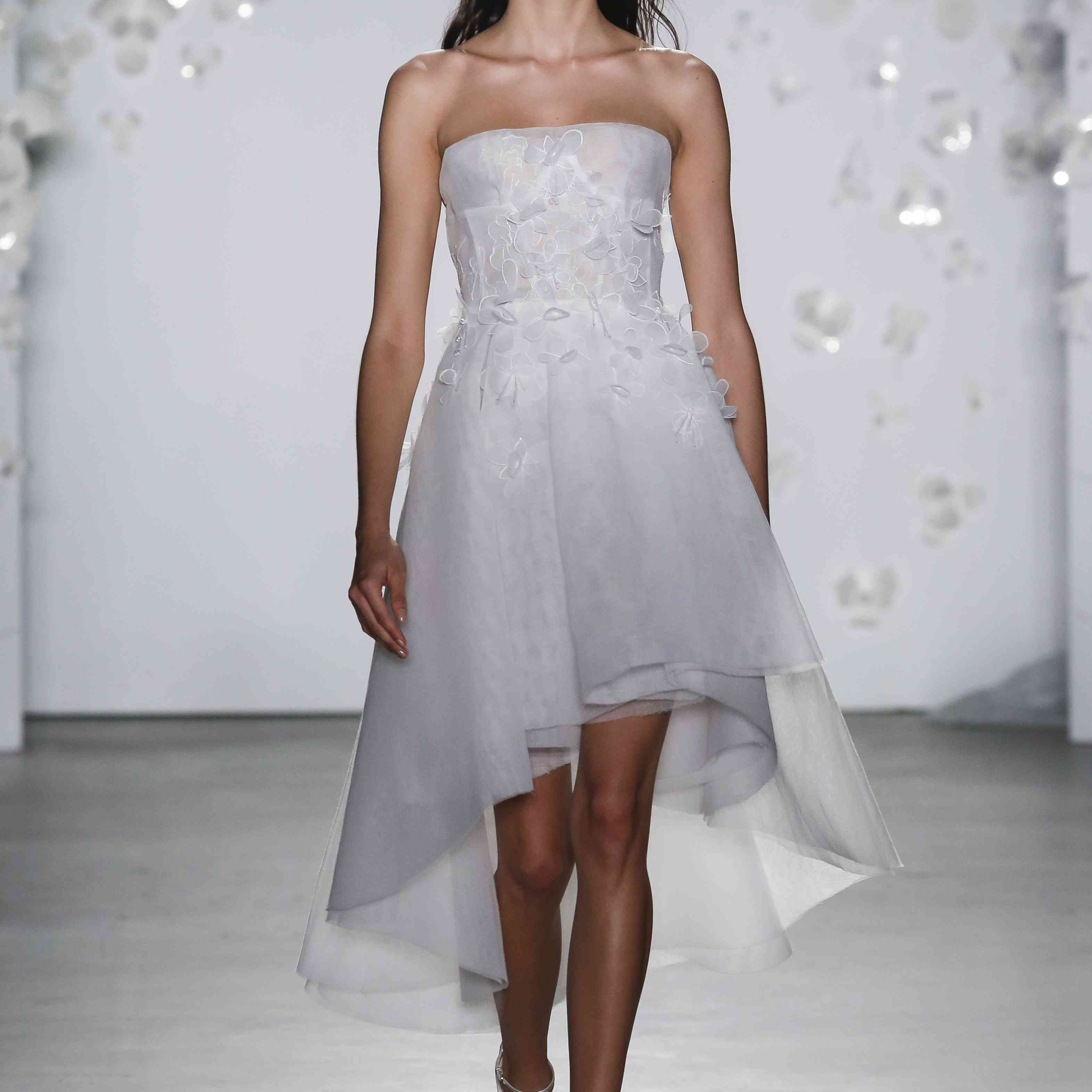 模特身穿3D鲜花的无肩带高低边婚纱